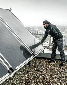 Imagen secundaria 2 - Arriba, planta solar ubicada en Salvatierra. Abajo a la izquierda, el palacio Europa tiene placas fotovoltaicas en su cubierta. Abajo a la derecha, paneles termosolares en un bloque residencial de Salburua. 