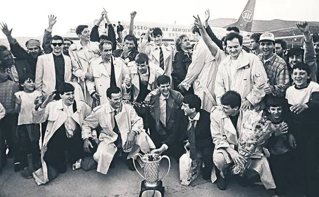 Los componentes de la Jugoplastika, recién aterrizados en Split tras ganar su primer gran título europeo.