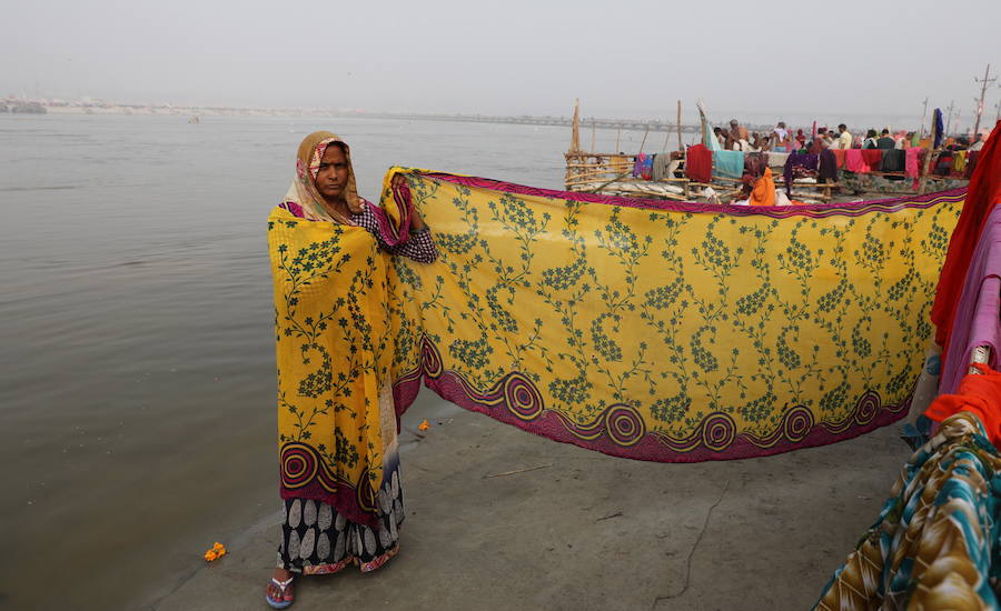 En la confluencia de tres de los ríos más sagrados en la mitología hindú, el Ganga, el Yamuna y el Saraswati, se celebra el festival Kumbh Mela. Este festival hindú que se celebra cada 12 años es uno de los más grandes de la India y a lo largo de cincuenta y dos días atrae a cien millones de peregrinos. Estos acuden a Allahabad para bañarse en las aguas sagradas de los ríos Ganges y Yamuna, cuya confluencia se halla en las inmediaciones de la ciudad. Además de los baños multitudinarios, la atracción principal del festival son la procesiones encabezadas por sadhus –hombres santos hindúes– que desfilan junto a elefantes, camellos, caballos, carrozas y bandas de música. 