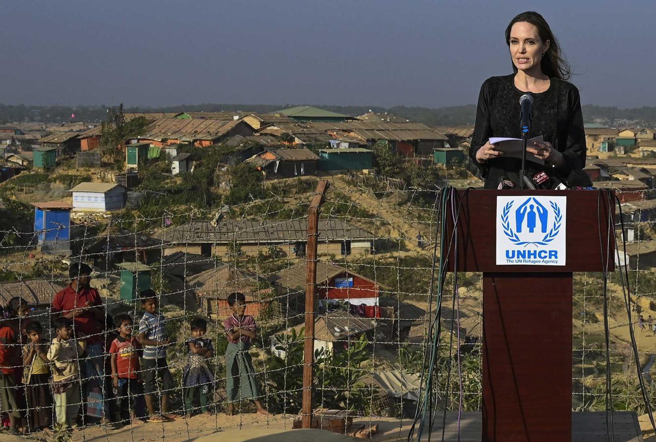Angelina Jolie, actriz, directora y activista humanitaria, en rueda de prenas en el campo de refugiados rohingya de Kutupalong, en Ukhia (Bangladesh), a donde ha acudido como enviada especial del Alto Comisionado para los Refugiados de la ONU