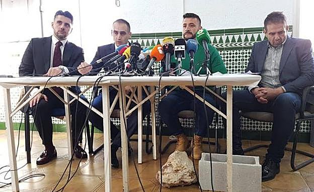 De izquierda a derecha, Juan Marínez, abogado; Antonio Flores, abogado; David Serrano, propietario de la finca y Jesús Flores, arquitecto miembro del equipo jurídico.