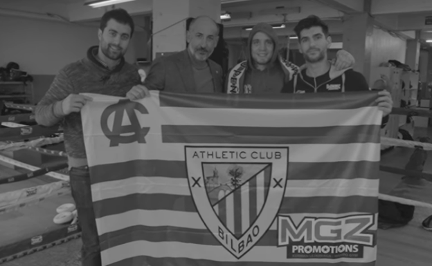 Aitor Elizegi y Kerman, en el centro de la imagen con la bandera del Athletic.