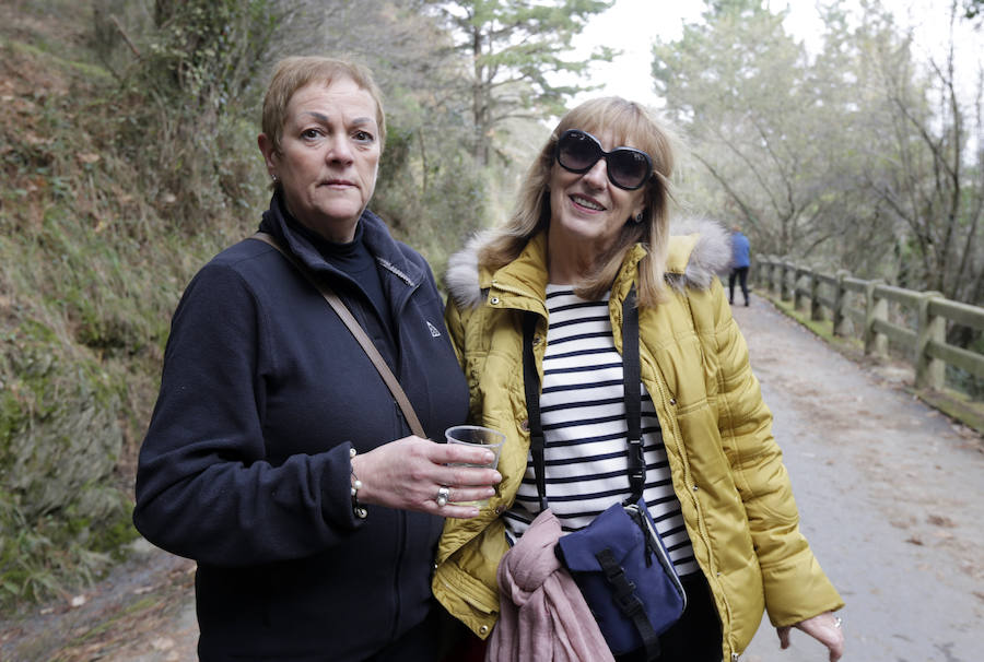 Mónica Díez y Maite Asueta, dos bilbaínas en la romería. «Venimos del 'botxo', pero hemos subido muchos años. Nos gusta escuchar a los coros y tomar una copita de txakoli», comentaban. 