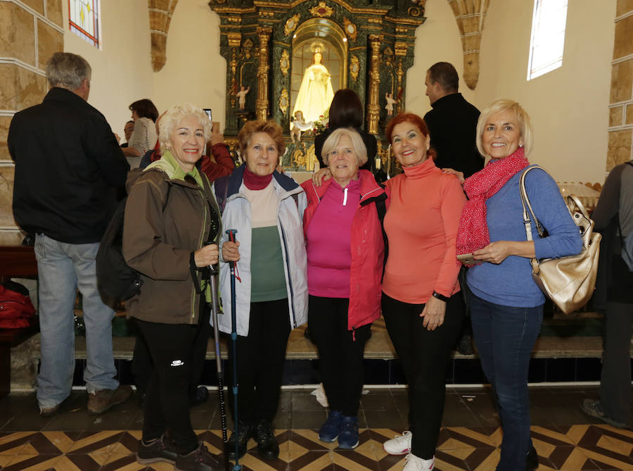 El grupo de amigas formado por Kati Almagro, Mari Carmen Hernández, María Fernández, Maria Luisa Soto, Montserrat Ruiz. Algunas se han estrenado en la romería. La verdad es que nos ha encantado. «La ermita está muy bonita».