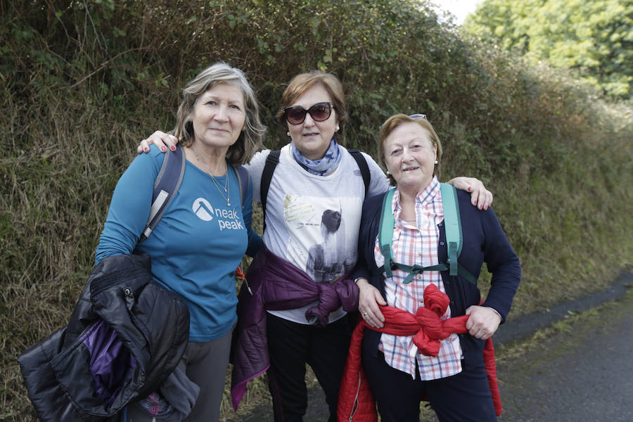 Maite García, Begoña Mendieta y Mariasun Salazar demostraron estar en buena forma. No se les hizo dura la caminata. «Hemos subido muy ligeras y arriba hemos cantado y hemos bailado»