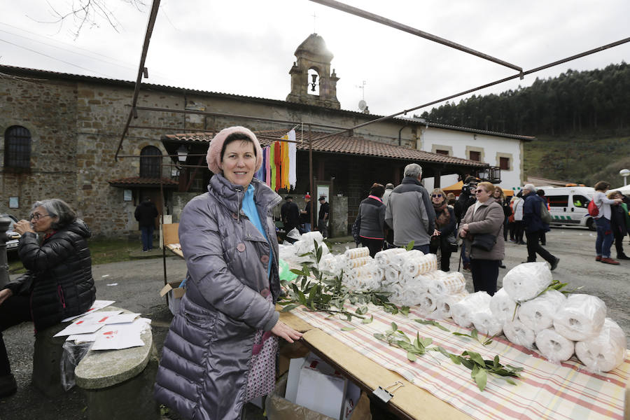 La bilbaína, Pilar García, otra de las vendedoras se ha congratulado por el buen tiempo. «Ha habido mucha gente desde primera hora, y a partir de las nueve y media, se ha empzado a llenar». 