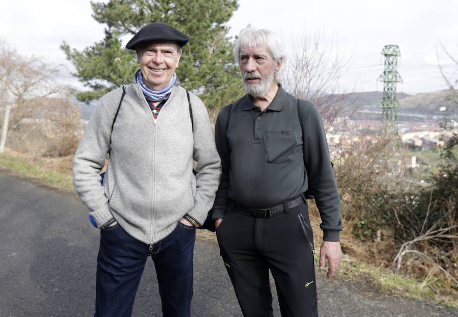 Javier Fernández y Juanan Arana son dos habituales.«Todos los años nos apuntamos, aunque llueva o nieve, como ya pasó hace unos años. La cosa es llegar arriba y bailar un poco, porque somos miembros veteranos del grupo de danzas Laguntasuna de Barakaldo».