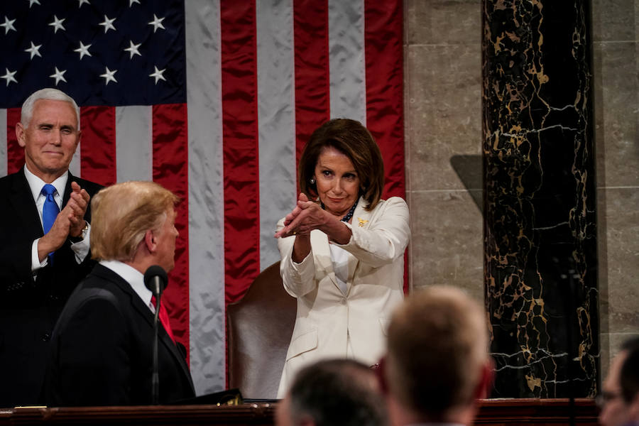 La presidenta de la Cámara de Representantes Nancy Pelosi aplaude a Donald Trump antes de su discurso.