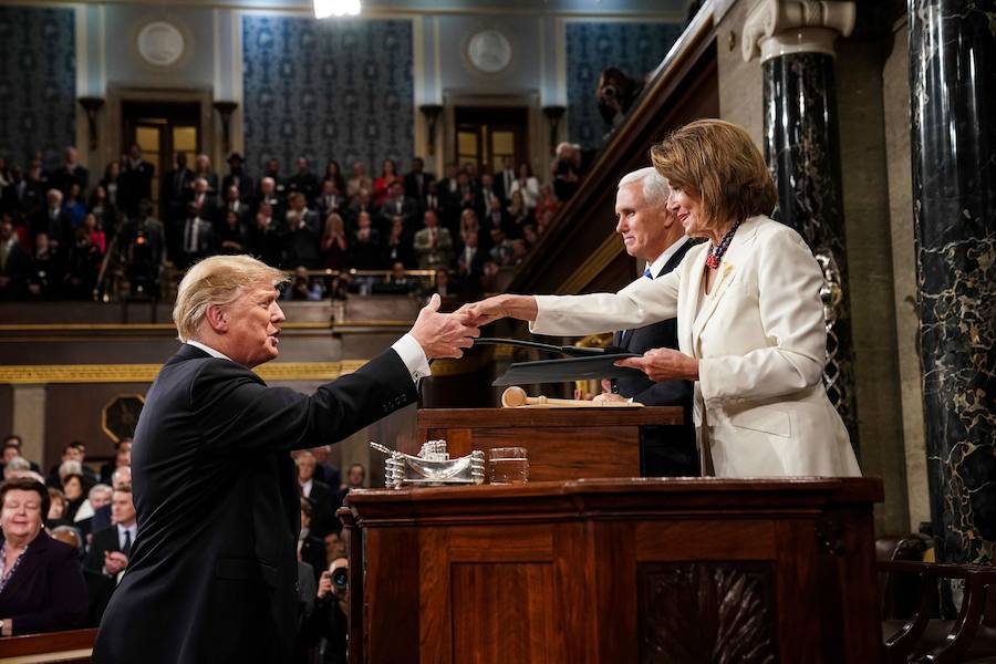 El presidente Trump, antes de pronunciar el discurso, saluda a la presidenta de la Cámara de Representantes, Nancy Pelosi.
