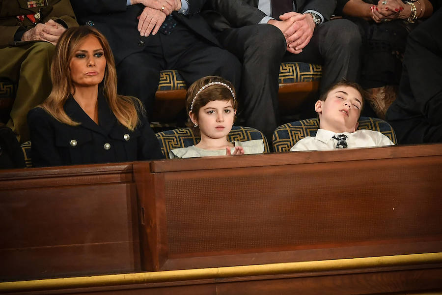 La primera dama Melania Trump habla junto a Grace Eline, que ha superado un cáncer y Joshua Trump, que se quedó dormido durante el discurso.