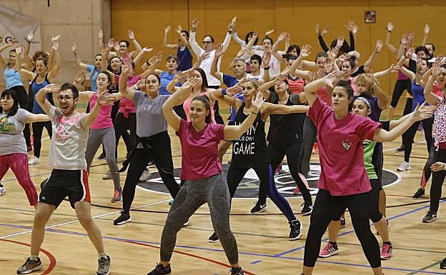 Un grupo de deportistas haciendo deporte.