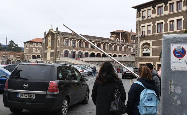 Alumnos a las puertas del colegio Salesianos de Deusto.