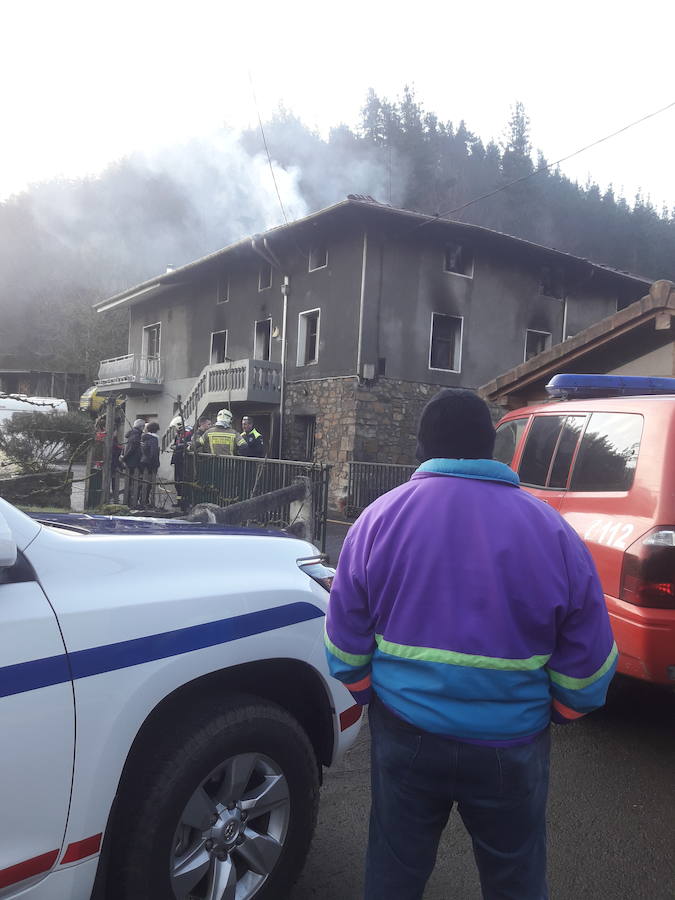 Fotos: Incendio en un caserío de Zeberio