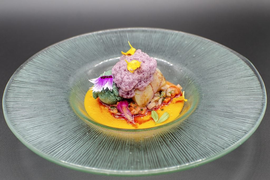 Finalista: VIEIRA ASADA CON CUAJADA DE CHEDAR Y CEVICHE DE SU CORAL. Bar LURRINA. Barrenkale Barrena, 16 · Bilbao