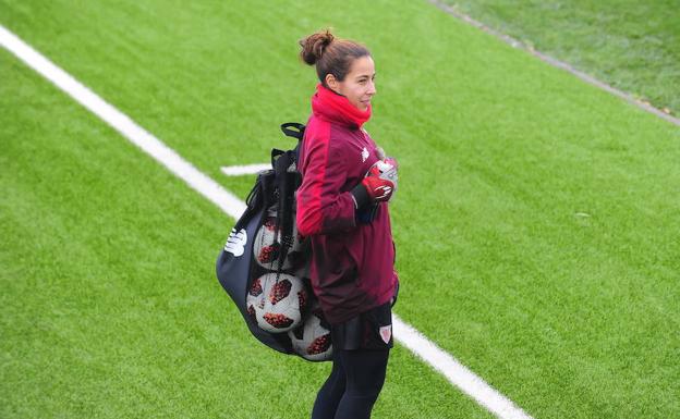 Ainhoa Tirapu, con la bolsa de los balones en Lezama.