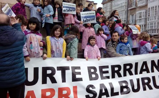 Los alumnos de Errekabarri en la manifestación de esta mañana. 