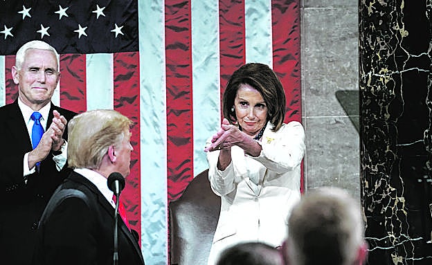 La presidenta de la Cámara de Representantes, Nancy Pelosi, fuerza un aplauso de burla durante el discurso de Donald Trump.