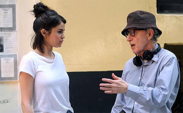 Woody Allen da instrucciones a Selena Gomez en el rodaje de 'Un día lluvioso en Nueva York'.