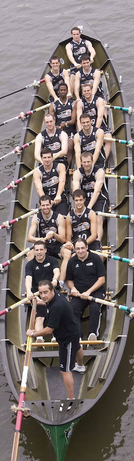 Técnicos y jugadores del Bilbao Basket en una trainera de Kaiku cuando el equipo estaba patrocinado por Iurbentia en 2007.