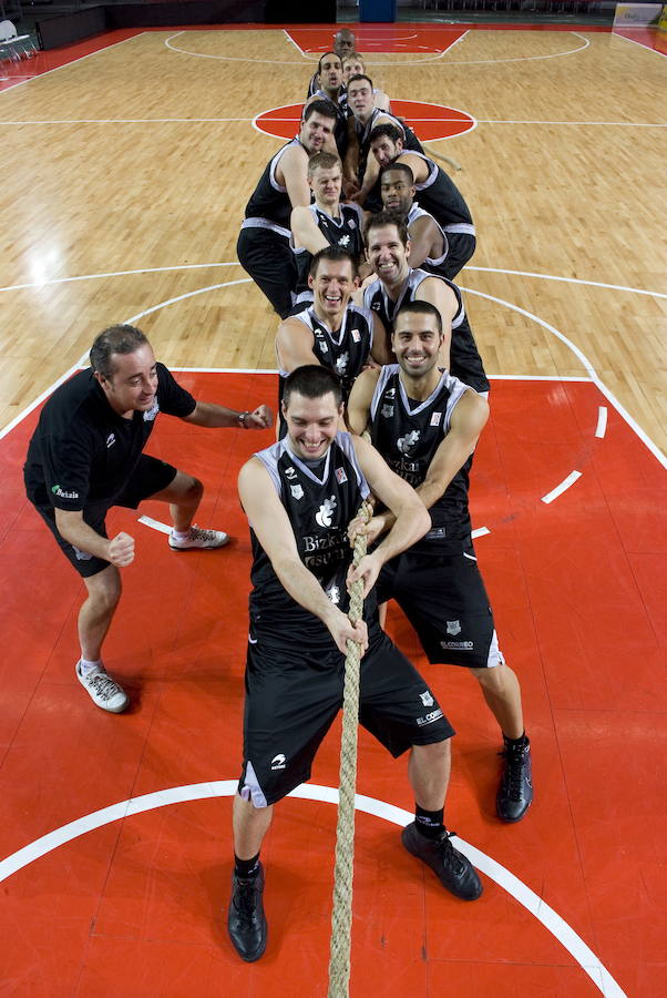 Los jugadores del Bizkaia Bilbao Basket, bromean tirando de una cuerda de sokatira animados por el entrenador Txus Vidorreta en el BEC en 2009.