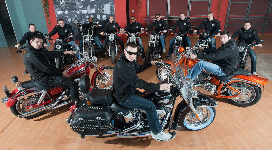 La plantilla del Bizkaia Bilbao Basket montado en motos Harley Davidson en Bilbao. Imagen en 2010.