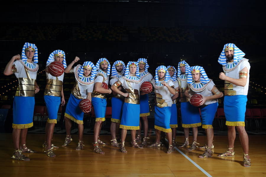 Los jugadores del Bilbao Basket vestidos de egipcios como la Opera Aida, en 2012.