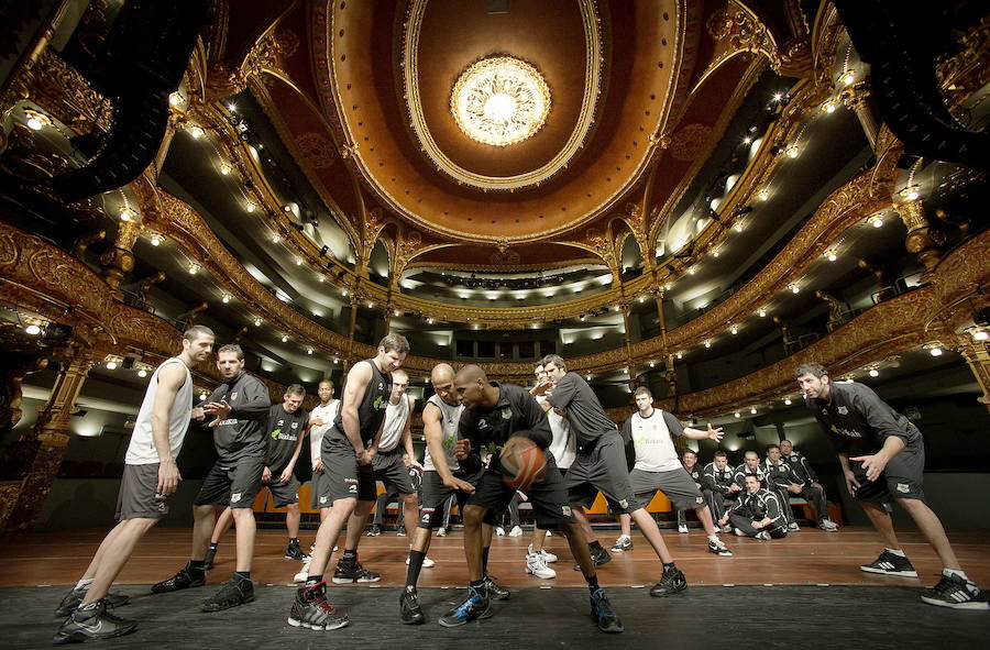 Los jugadores del Bilbao Basket, con Aaron Jackson al frente, en el escenario del Teatro Campos en 2011.