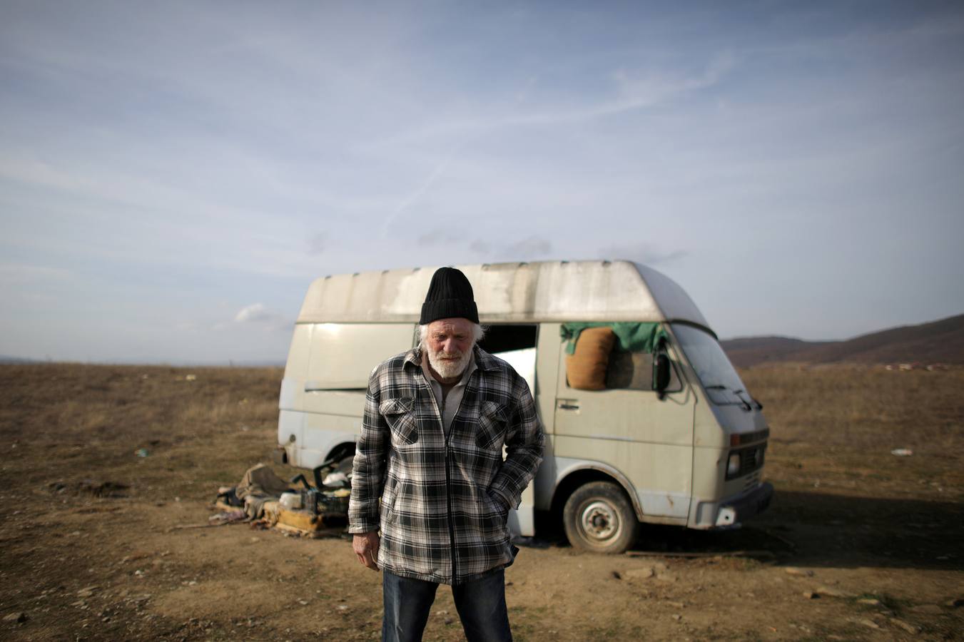 El ex boxeador holandés Rudi Lubbers se para frente a la camioneta donde vivían él y su compañero durante los últimos ocho meses, cerca del pueblo de Kosharitsa, Bulgaria, el 3 de febrero. Lubbers, quien perdió contra Muhammad Ali por puntos una pelea de peso pesado en 12 asaltos en Yakarta hace cuatro décadas y media, vuelve a ponerse de pie después de recibir uno de los golpes más pesados de su vida.