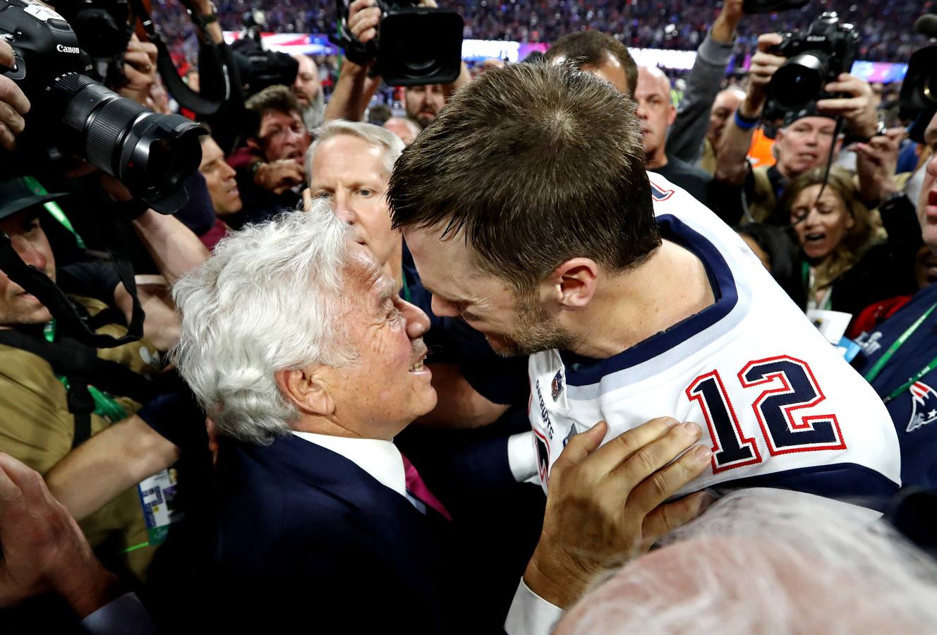 Tom Brady, y el dueño de los New England Patriots, Robert Kraft, celebran su sexto Super Bowl juntos, luego de derrotar a los Los Angeles Rams en el Super Bowl LIII en Atlanta, el 3 de febrero. 