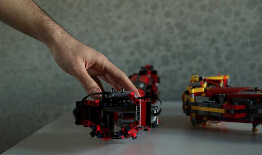 David Aguilar nos muestra sus prótesis de brazo, construidas con piezas de Lego, durante una entrevista en su casa, en Sant Cugat del Vallés, cerca de Barcelona