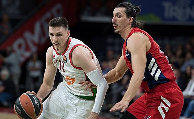 El escolta del Bayern, Nihad Dedovic, defiende al escolta del Baskonia, Matt Janning, en el partido disputado en Munich. 