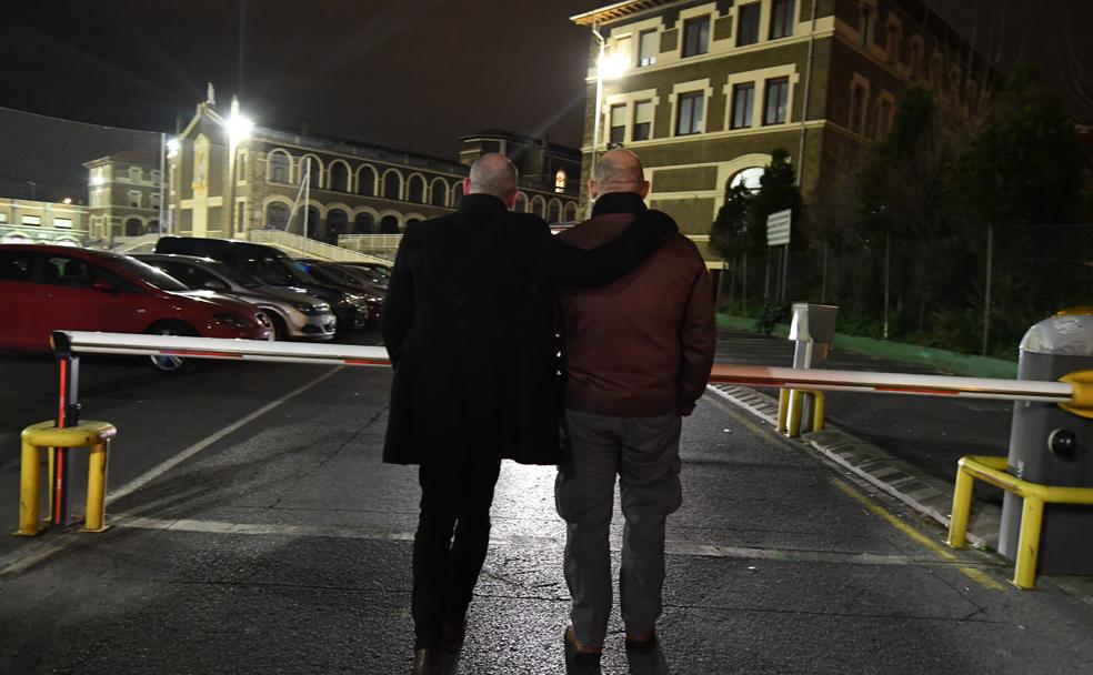 Dos de las personas que han acusado a 'don Chemi' accedieron a fotografiarse frente al colegio de los Salesianos. 