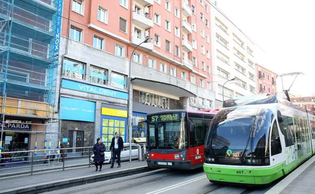 Un tranvía circula por Bilbao.