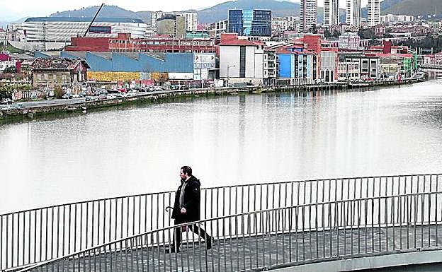 Imagen de la lengua de tierra de la isla de Zorrozaurre más expuesta a las crecidas, tomada ayer desde Zorroza en coincidencia con la pleamar de la tarde.