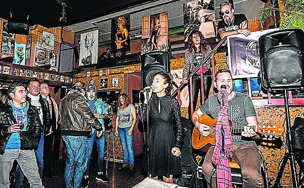 Música en directo en el Naski, en la calle Badaya.