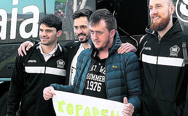 Aficionados despidieron al equipo en Miribilla.