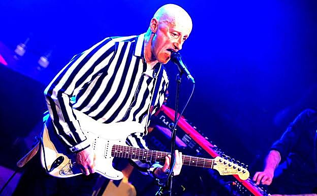 Jorge Martínez esgrimiendo su Stratocaster blanca.