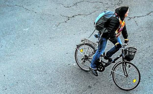 En Jesús Guridi conviven bicis y coches a 30 por hora.