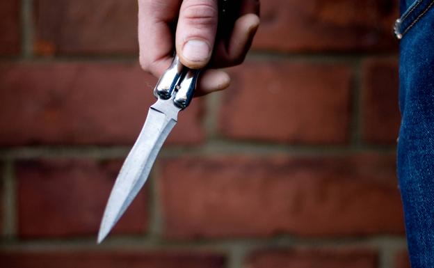 Dos detenidos por golpear y amenazar con una navaja a unos adolescentes en Barakaldo