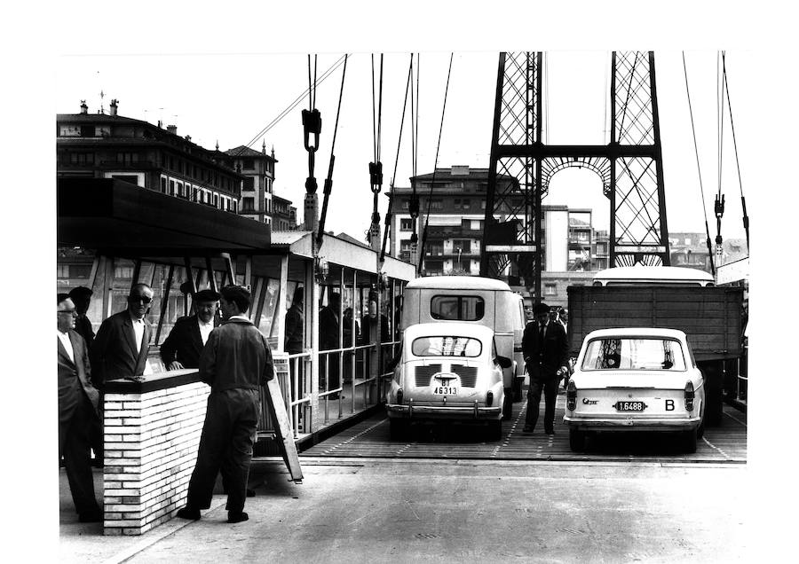 Un vigilante revisa los coches que van a pasar de Las Arenas a Portugalete en la barquilla del Puente Colgante.