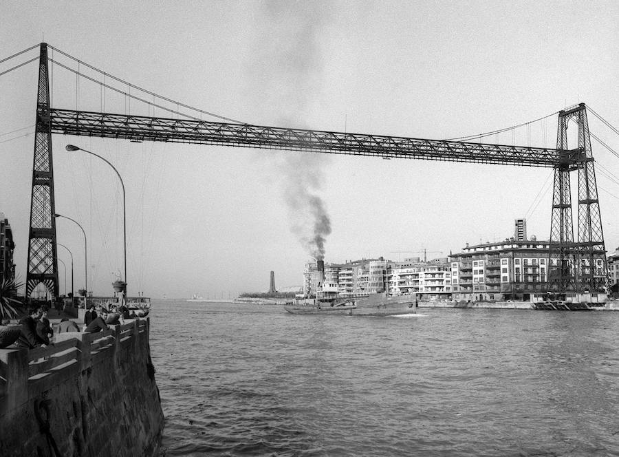Fotografía de archivo de noviembre de 1974 del Puente Colgante de Vizcaya visto desde Portugalete.