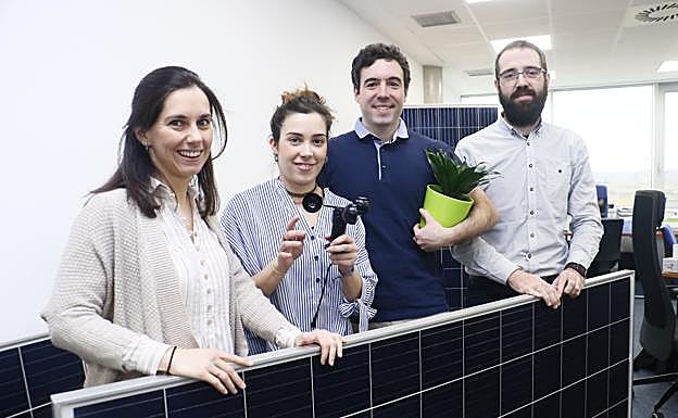 Amaia Acha-Orbea, primera de la izquierda, e Ibon Salbidegotia, tercero, junto a miembros del equipo de Meteo for Energy.