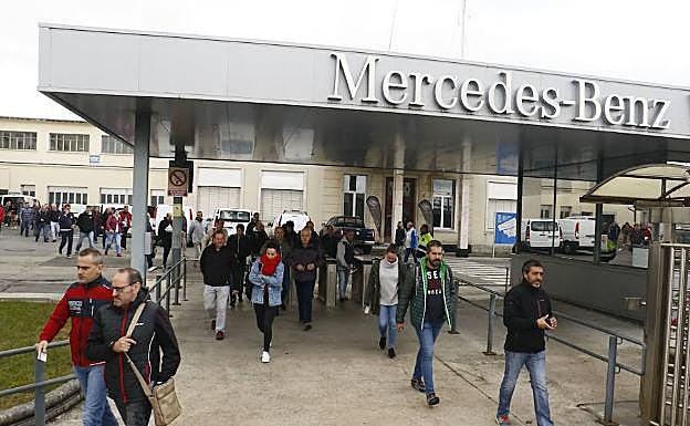 Trabajadores de Mercedes abandonan la planta de Vitoria al terminar su turno.