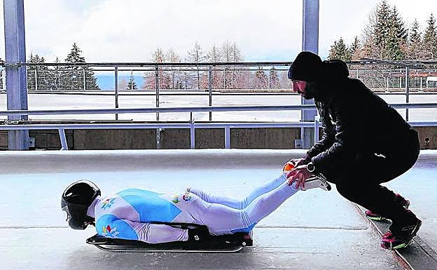 Ander Mirambell coloca a una alumna en la posición correcta durante la concentración de Innsbruck.