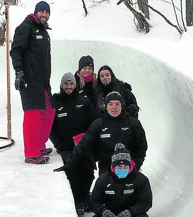 Los cinco participantes en las sesiones de Austria, en el circuito.