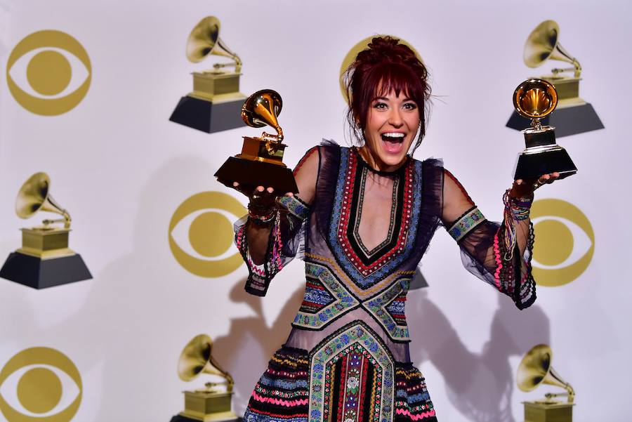 Lauren Daigle posa con sus premios.