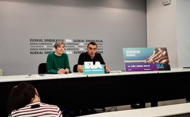 Amaia Muñoa y Joseba Villareal de ELA en la presentación que han realizado de los resultados de la primera parte de las elecciones sindicales. 