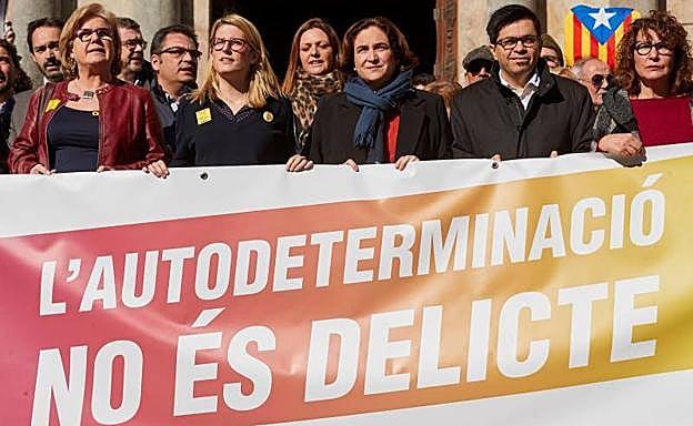 Elsa Artadi (segunda por la izquierda) y Ada Colau (centro) en la concentración de Barcelona.