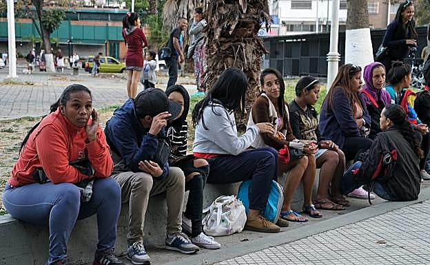 Imagen principal - Mujeres haciendo cola para pedir cita. Rosa Abache, mamá de Adriana, de 17 años y embarazada.