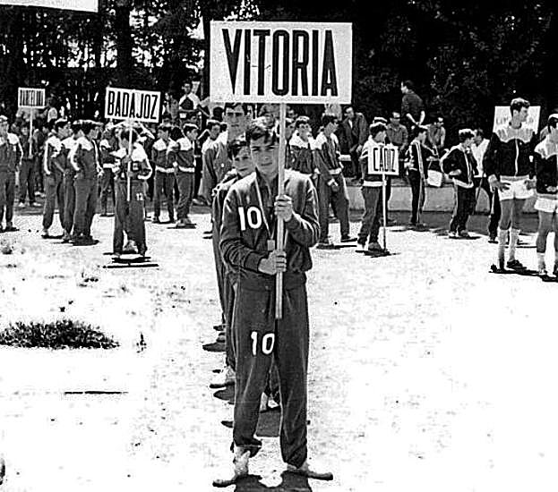 Desfile de participantes en Granada. El abanderado de Vitoria es Javier Gómez.